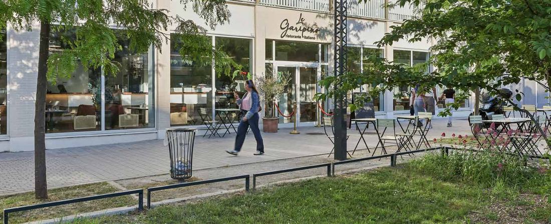 Terrasse de restaurant sur l’esplanade piétonne, à quelques minutes du site.